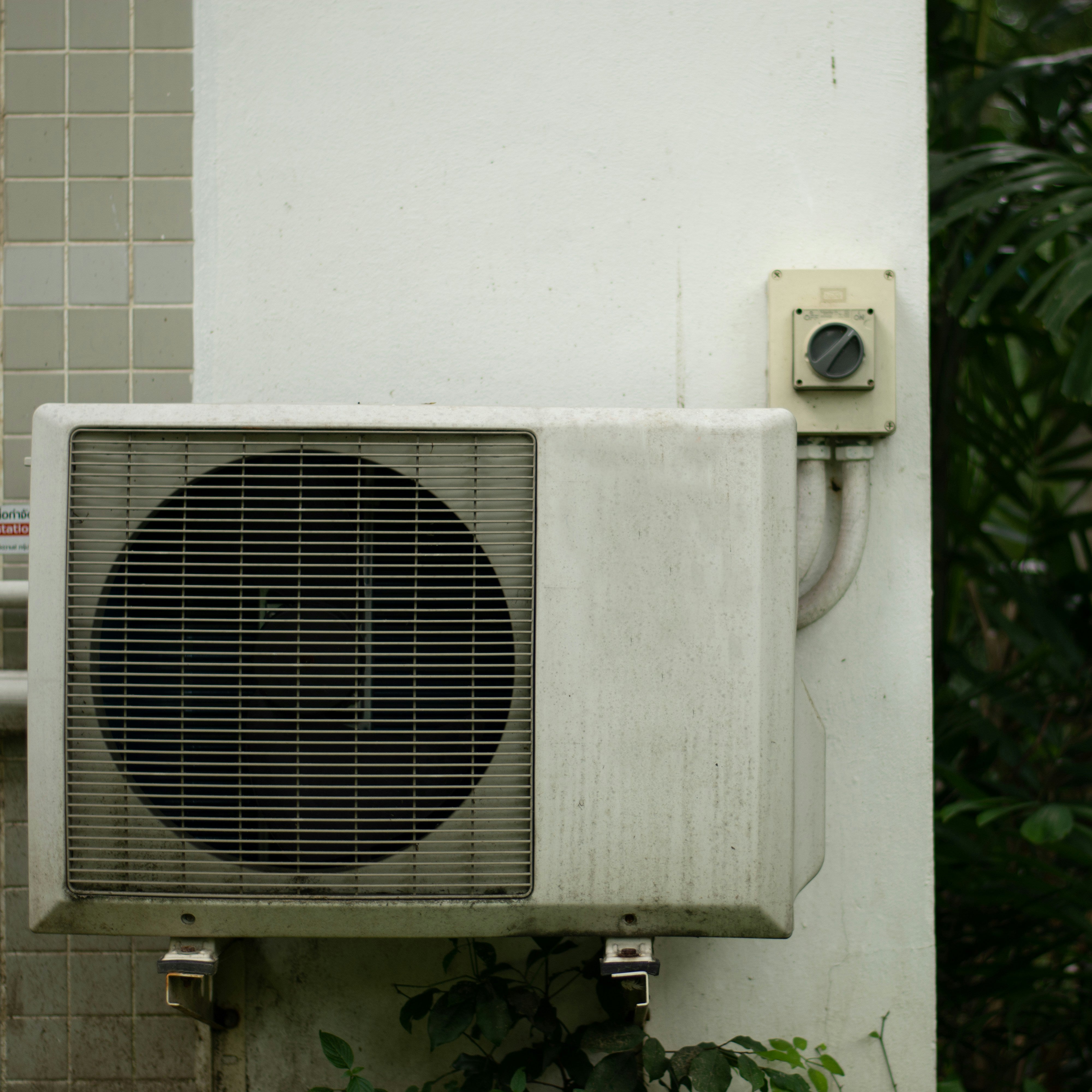 The Ultimate Guide to Choosing Between Ceiling Fans and Air Conditioners